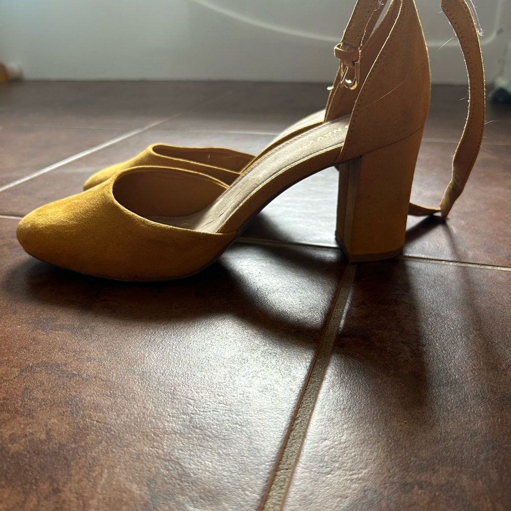 Yellow heels - Picture 2 of 3